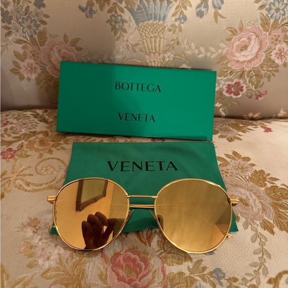 Authentic Bottega Veneta Gold Mirror Sunglasses - Picture 2 of 12